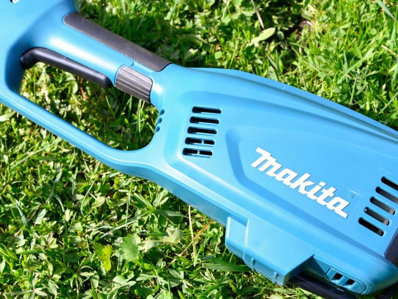 Ein Makita-Rasentrimmer im Gras.