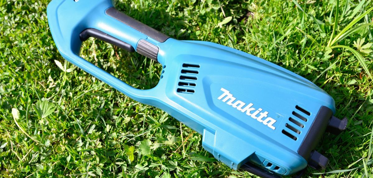 Ein Makita-Rasentrimmer im Gras.