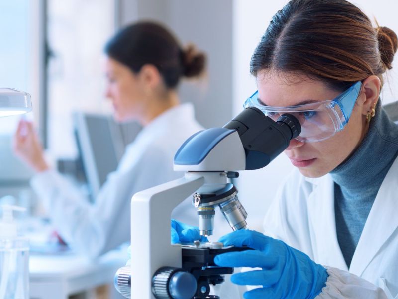 Zwei Frauen im Labor an Mikroskopen.