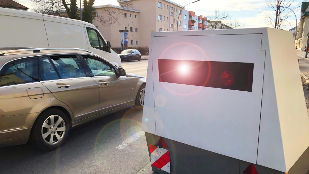 Mobiler Blitzer an der Straße