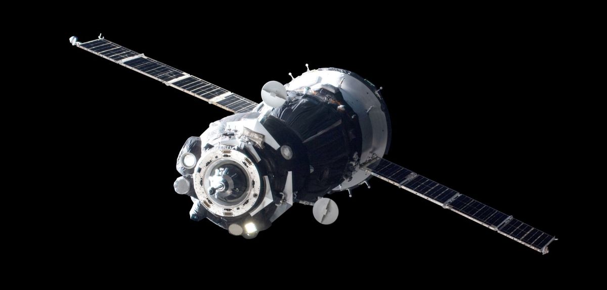 NASA-Satellit im leeren Raum.