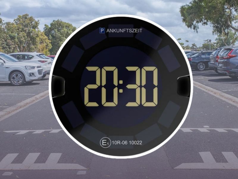 OOONO-Parkscheibe P-Disc 3 vor einem Parkplatz