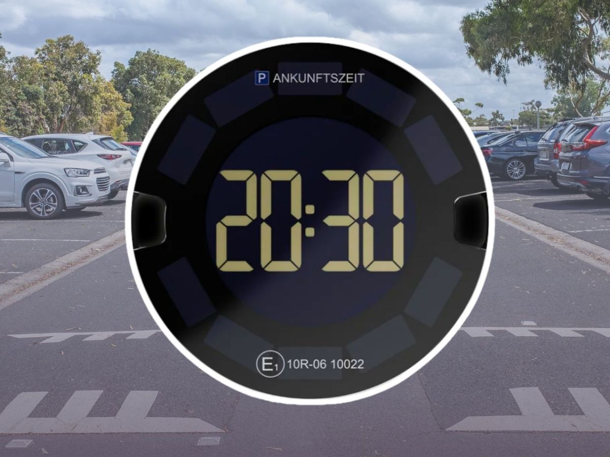 OOONO-Parkscheibe P-Disc 3 vor einem Parkplatz