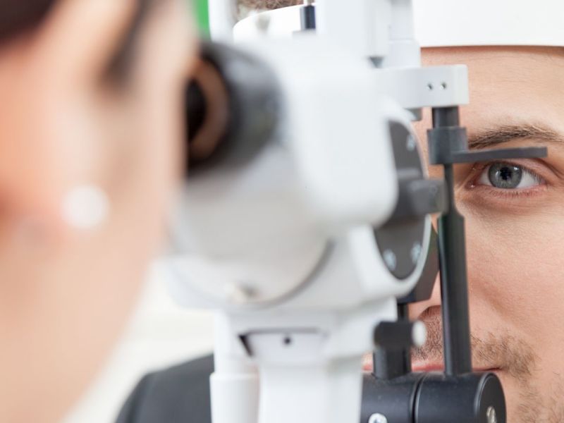 Kontrolluntersuchung beim Optiker.