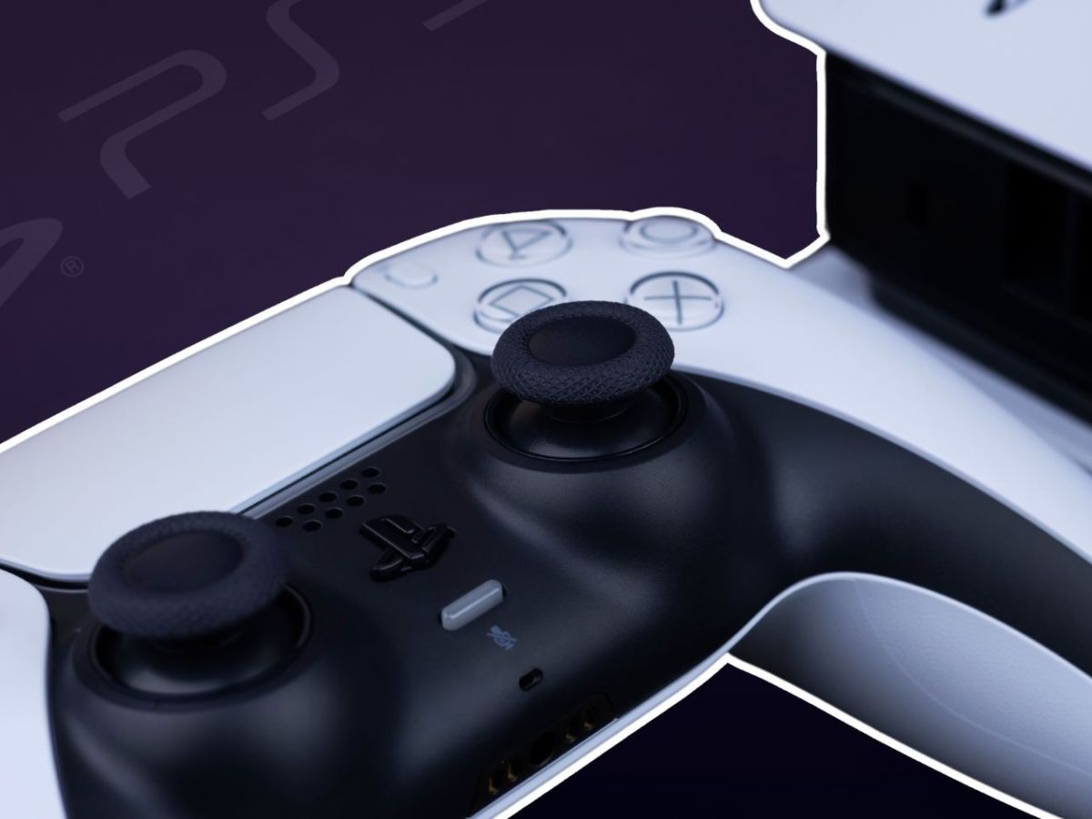 DualSense-Controller neben einer PlayStation 5