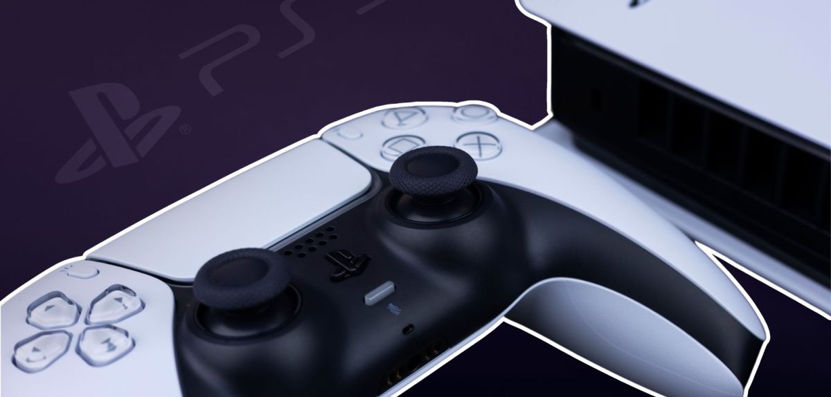 DualSense-Controller neben einer PlayStation 5
