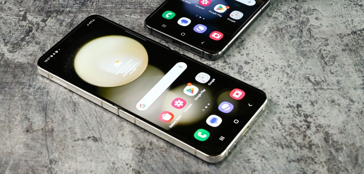 Zwei Samsung-Handys liegen auf grauem Hintergrund