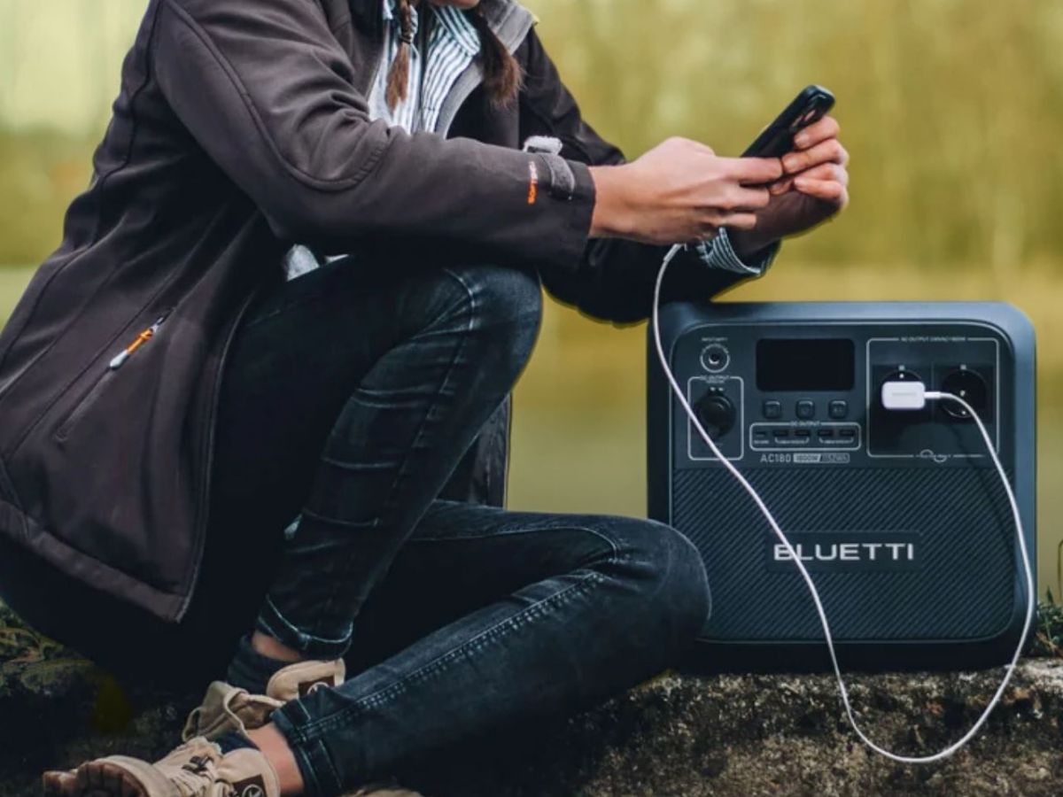 Frau mit Solargenerator BLUETTI AC180