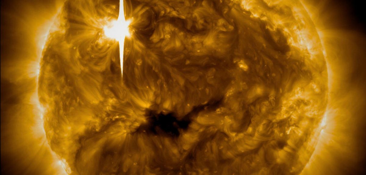 Sonneneruption - zu sehen an dem hellen Blitz oben links auf der Sonne - am 22. Februar 2024.