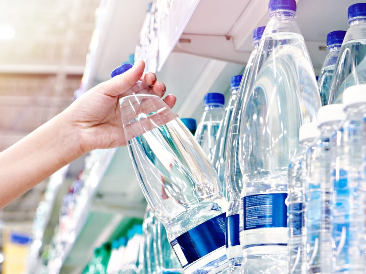 Wasserflaschen im Supermarkt