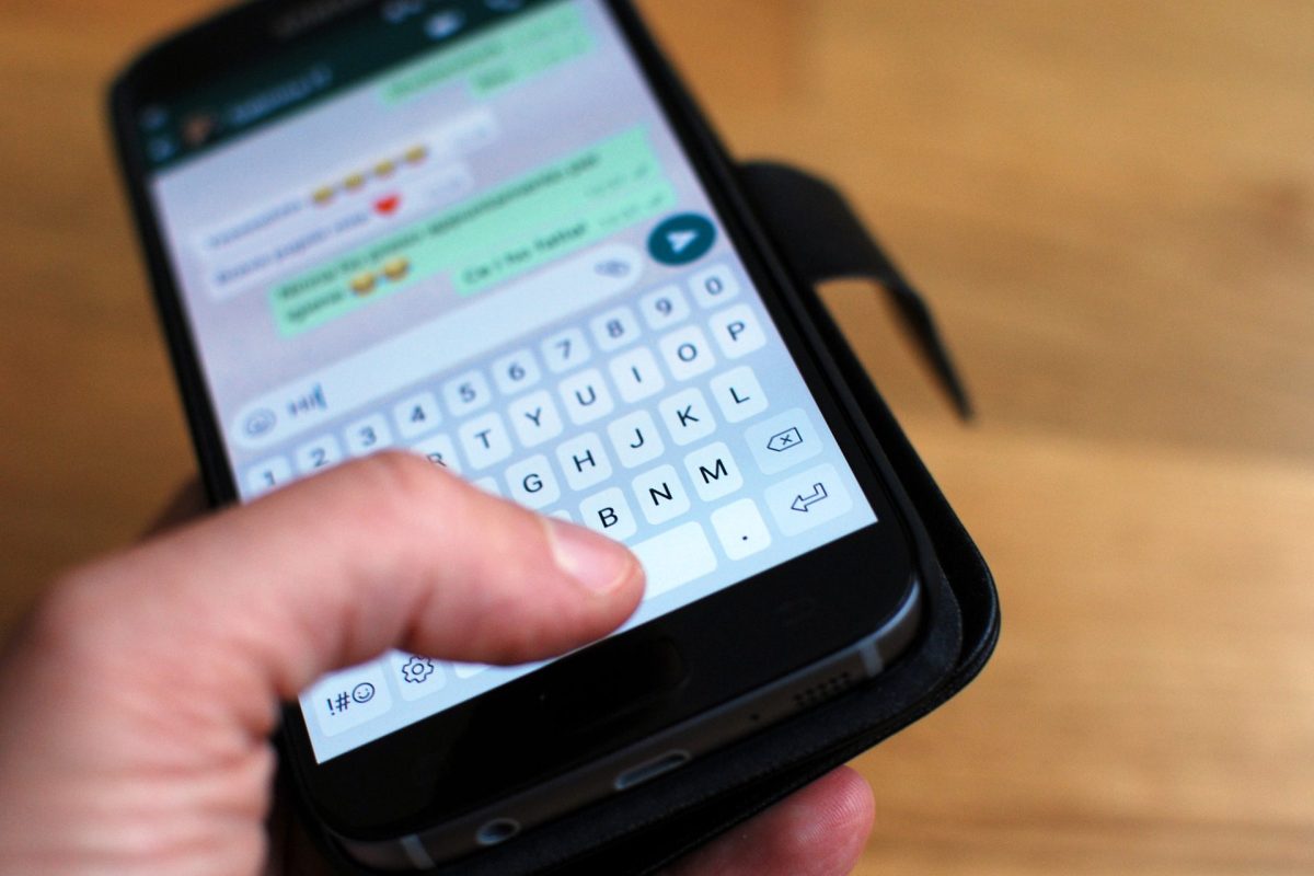 Handy mit offenem WhatsApp-Chat