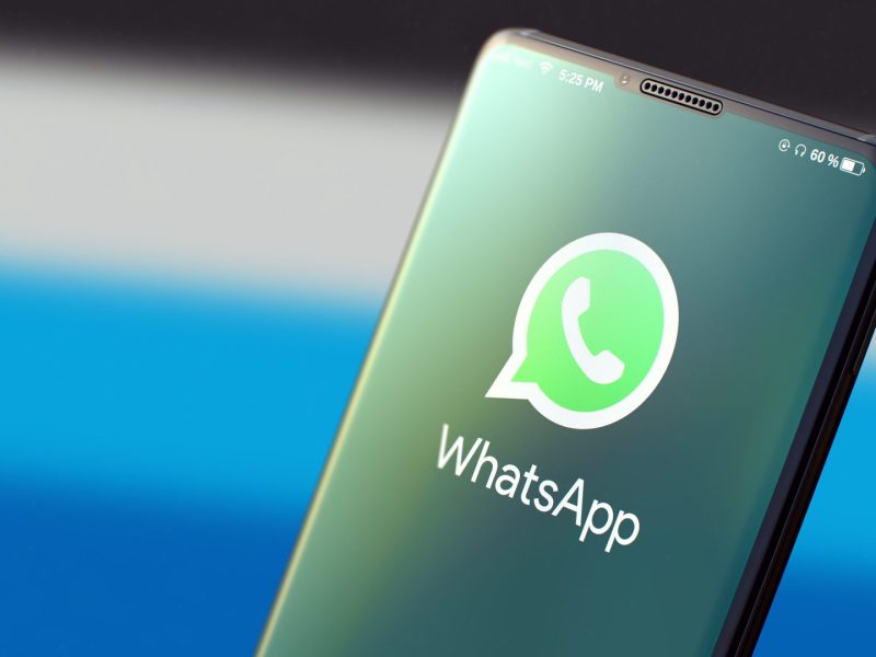Handy mit WhatsApp-Symbol auf dem Display.