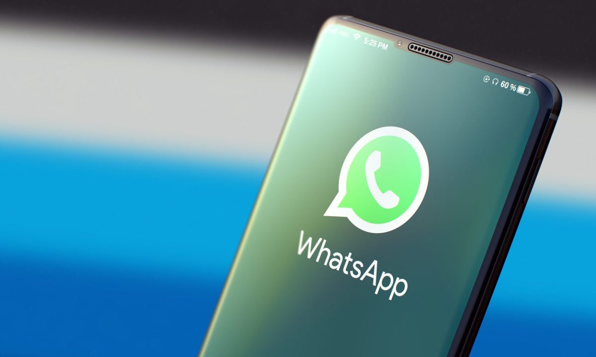 Handy mit WhatsApp-Symbol auf dem Display.