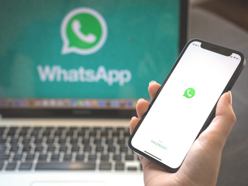 Handy und Laptop mit WhatsApp-Logo