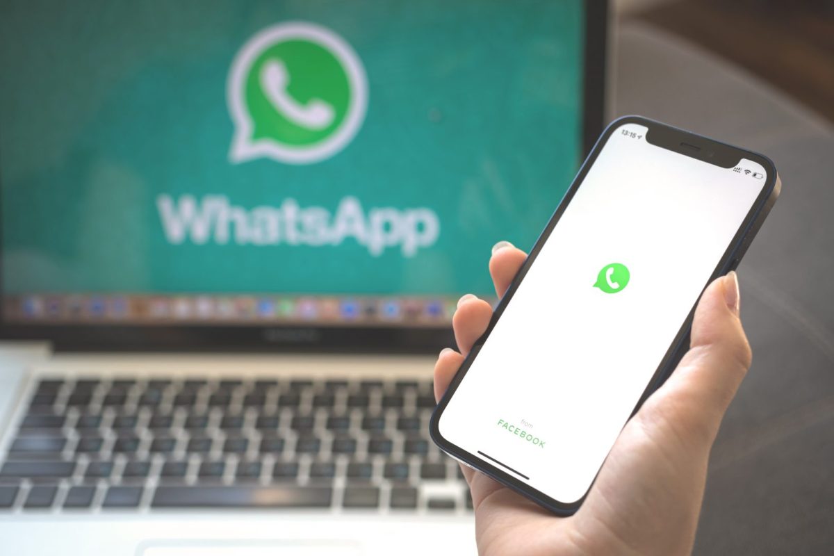 Handy und Laptop mit WhatsApp-Logo