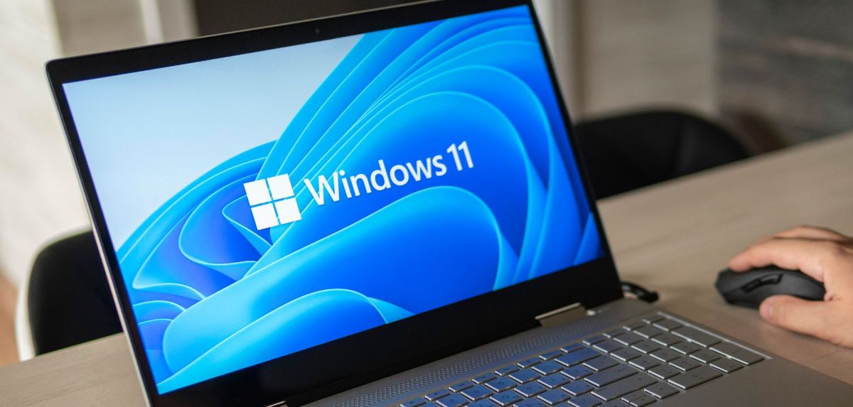 Windows-Logo auf Laptop.