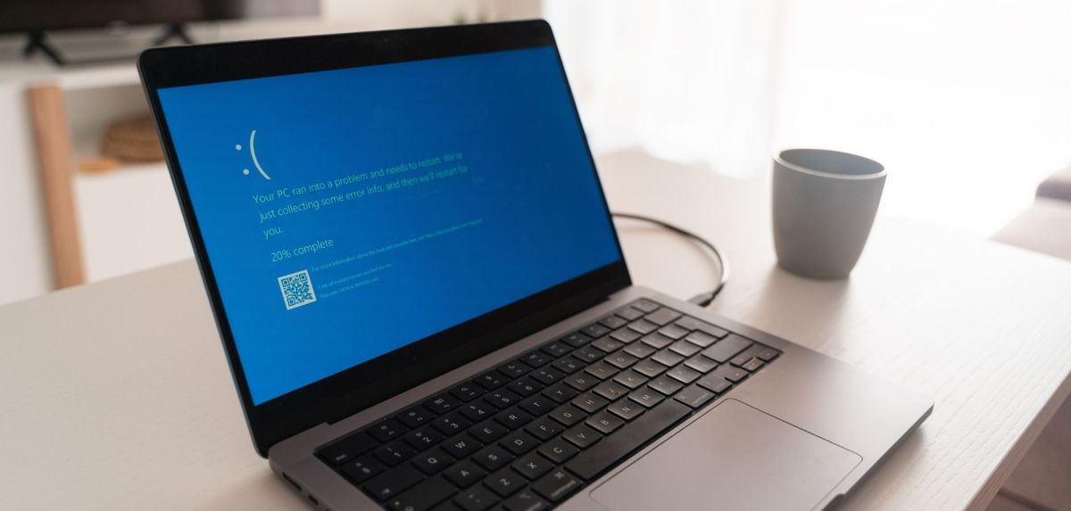 Laptop mit blauem Bildschirm.