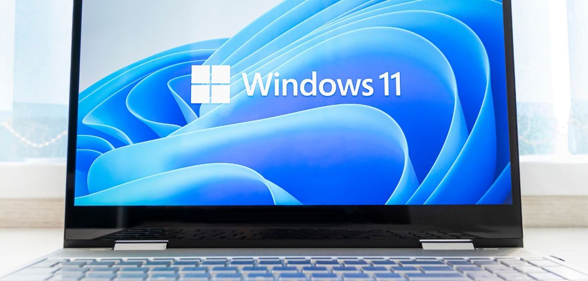 Windows 11 wird auf einem Laptop angezeigt.