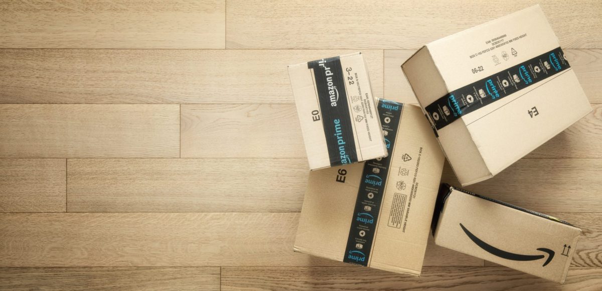 Amazon Prime-Pakete auf Laminat