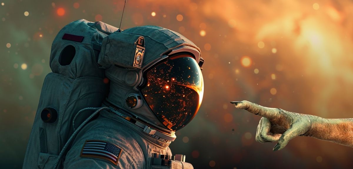 Alien-Finger zeigt auf einen Astronauten.