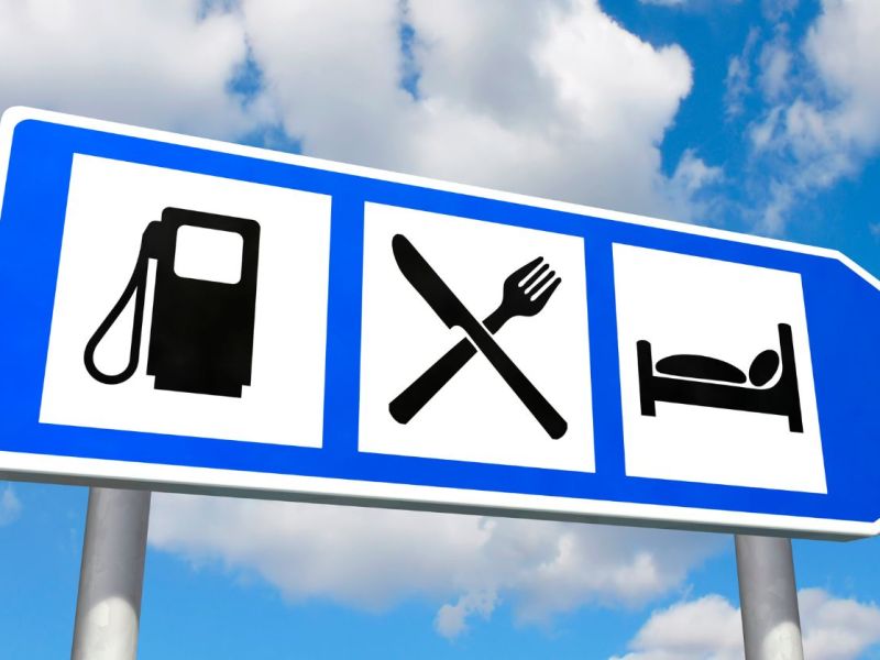 Hinweistafel mit Symbolen (Tankstelle, Restaurant, Rastplatz).