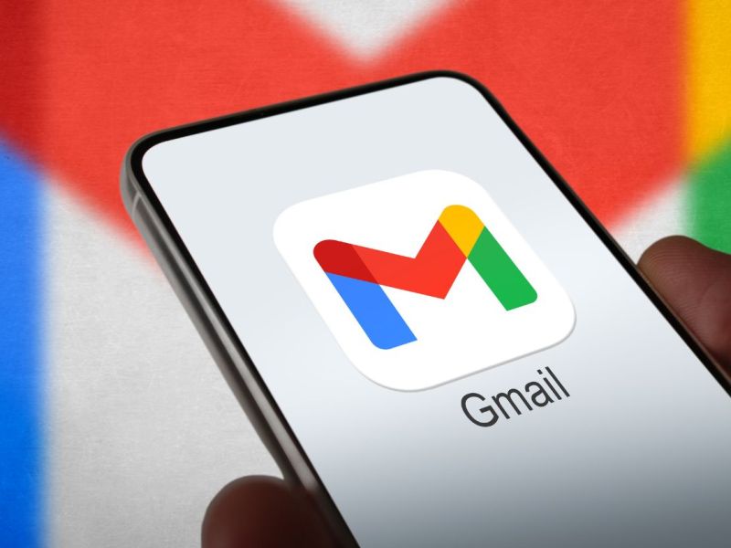 Gmail wird auf einem Handy-Display angezeigt.