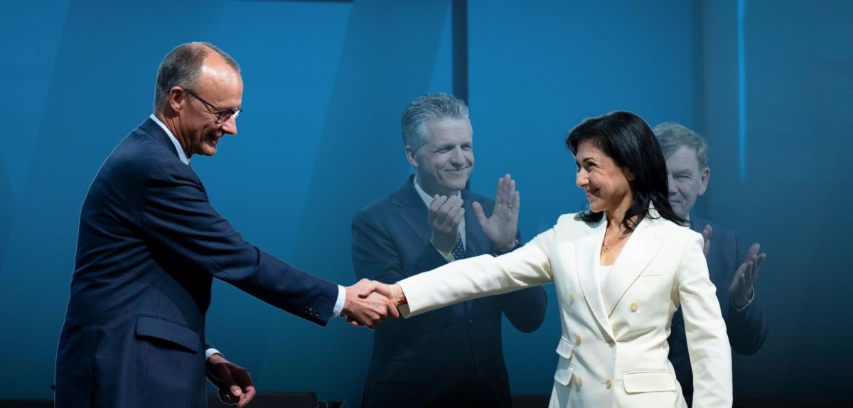 Friedrich Merz (l) und Katherina Reiche (r) reichen sich die Hand