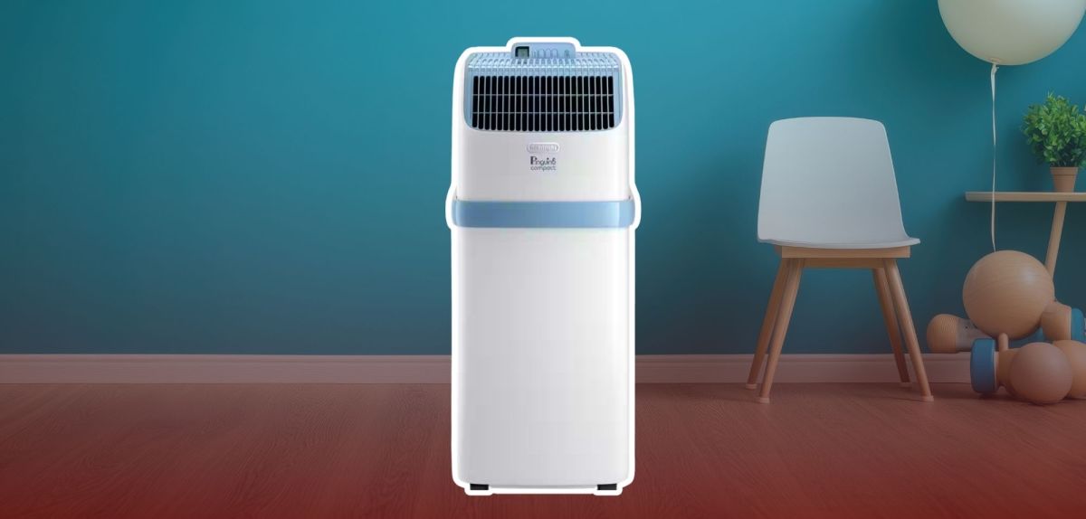 De'Longhi Pinguino Compact ES72 YOUNG vor einer blauen Wand.