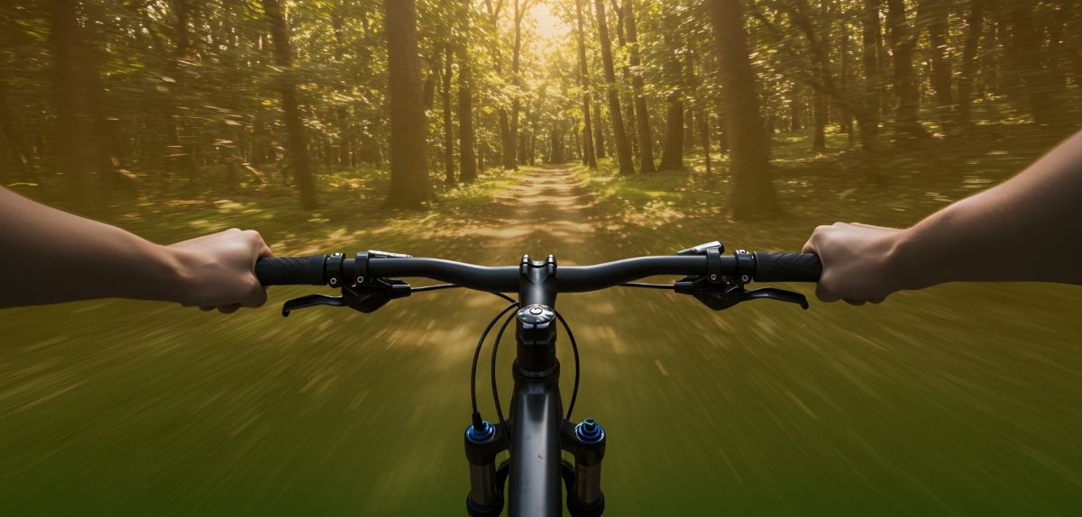POV auf einem Mountainbike.