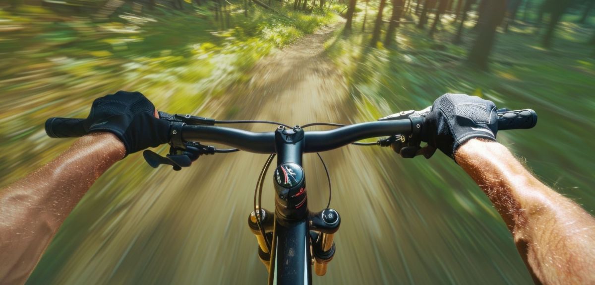 POV einer Person auf einem Trekking-Bike
