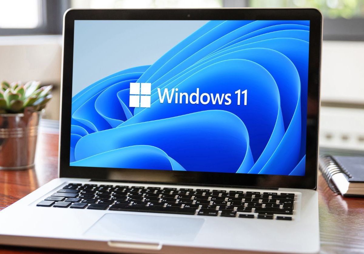 Windows 11 wird auf Laptop-Bildschirm angezeigt.
